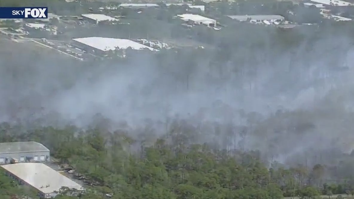 Businesses evacuate during Melbourne brush fire